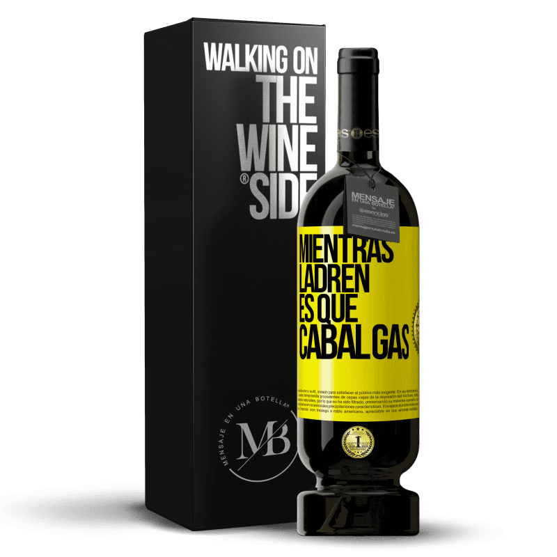 49,95 € Envío gratis | Vino Tinto Edición Premium MBS® Reserva Mientras ladren es que cabalgas Etiqueta Amarilla. Etiqueta personalizable Reserva 12 Meses Cosecha 2015 Tempranillo