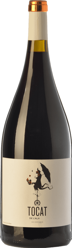 41,95 € 免费送货 | 红酒 Coca i Fitó Tocat de l'Ala 年轻的 D.O. Empordà 瓶子 Magnum 1,5 L