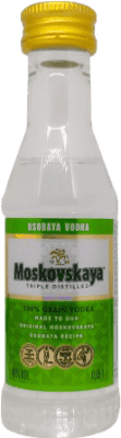 17,95 € Spedizione Gratuita | Scatola da 12 unità Vodka Moskovskaya Bottiglietta Mignon 5 cl PET