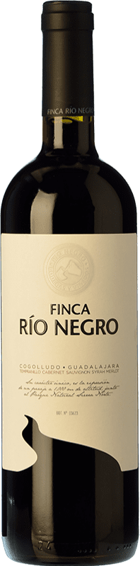 Бесплатная доставка | Красное вино Finca Río Negro I.G.P. Vino de la Tierra de Castilla Кастилья-Ла-Манча Испания Tempranillo, Merlot, Syrah, Cabernet Sauvignon 75 cl