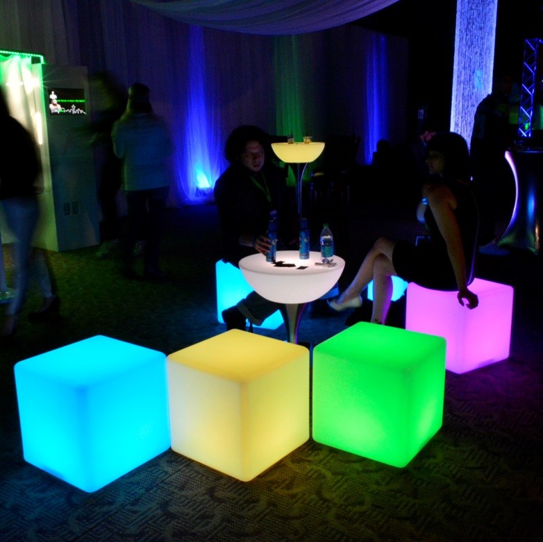 58,95 € Spedizione Gratuita | Mobili con illuminazione LED RGBW 35×35 cm. Cubo luminoso a LED multicolore RGB senza fili. Telecomando. Ricarica solare. 12 LEDs Polietilene