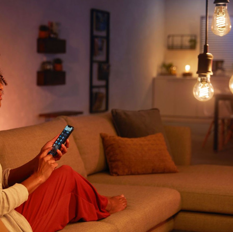 35,95 € Envío gratis | Bombilla LED control remoto Philips Filamento Hue White 7W E27 LED 2100K Luz muy cálida. Ø 9 cm. Control Bluetooth con Aplicación Smartphone o Voz