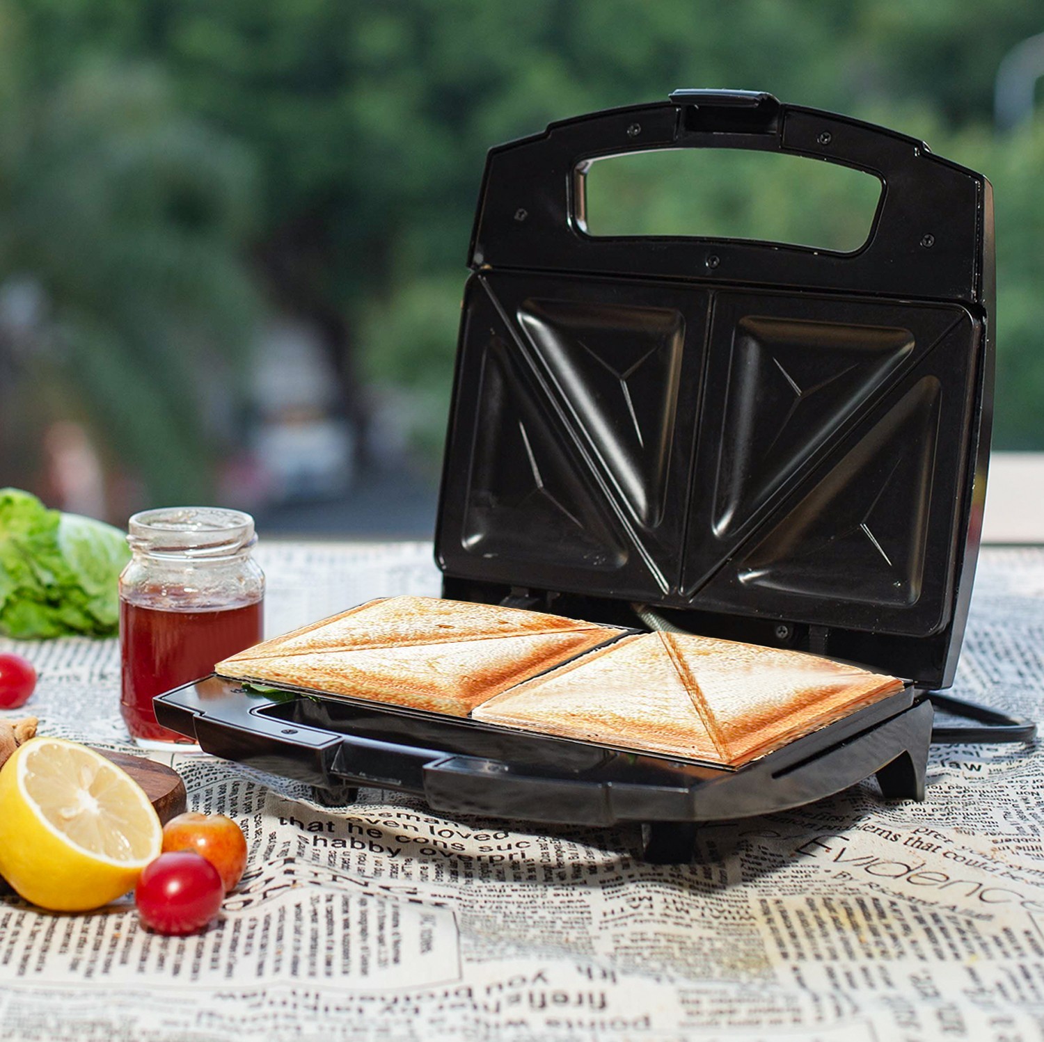 16,95 € Envío gratis | Electrodoméstico de cocina Aigostar 800W 23×22 cm. Sandwichera Color negro